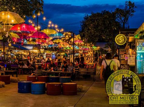 Der Chiang Mai Night Bazaar: Ein Kaleidoskop aus bunten Souvenirs und leckeren Streetfood-Gerichten!