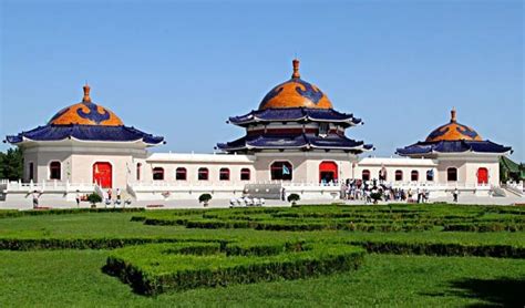 Das Tempel- und Klosterkomplex Genghis Khan Mausoleum: Eine spirituelle Oase mit historischer Bedeutung!