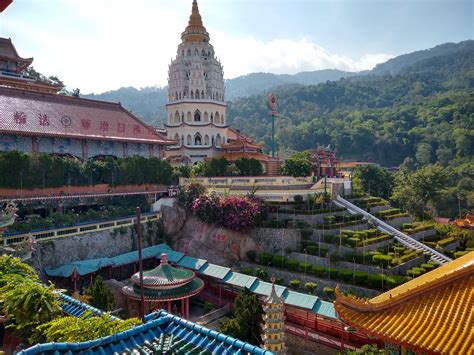  Der Kek Lok Si Tempel: Eine spirituelle Oase voller farbenprächtiger Details!