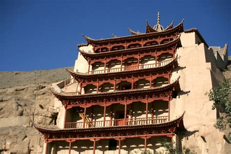 Die Mogao Grotten: Ein historischer Schatz voller spiritueller Kunst und buddhistischer Schönheit!