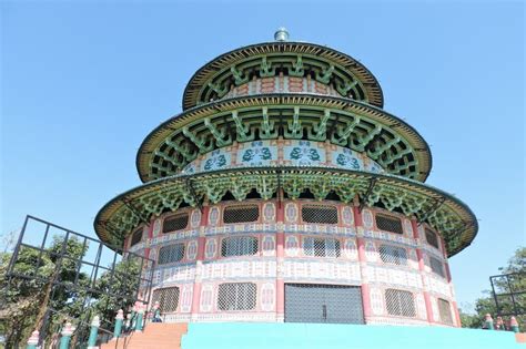  Die Pagoda von Qianling! Ein architektonisches Wunder und Fenster zur Geschichte.