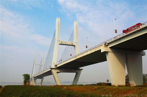 Der Jingzhou Yangtze River Bridge: Eine imposante Verbindung über den mächtigen Strom und ein Symbol für Fortschritt!